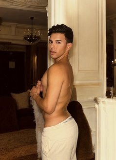 Lucas Classy Latin Lebanese Boy - Male escort in London Photo 3 of 13