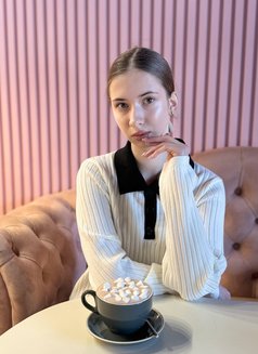 Lucia - puta in Dubai Photo 2 of 15