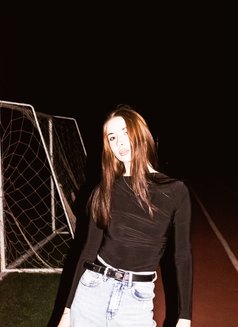 Lucia - puta in Dubai Photo 6 of 15