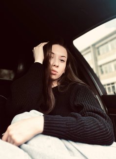 Lucia - puta in Dubai Photo 7 of 15