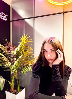 Lucia - puta in Dubai Photo 8 of 15