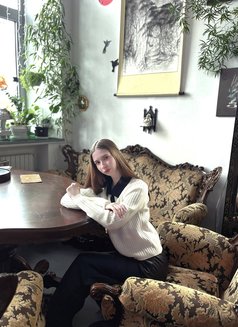 Lucia - puta in Dubai Photo 12 of 15