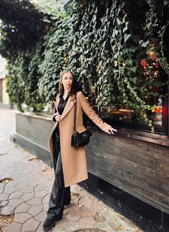 Lucia - puta in Dubai Photo 13 of 15