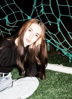 Lucia - puta in Dubai Photo 14 of 15