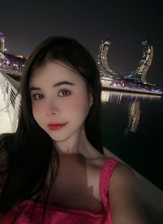 Lucie - puta in Dubai Photo 1 of 5
