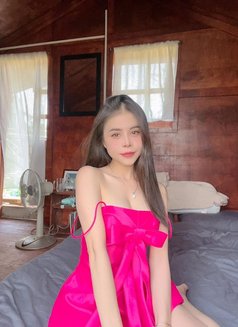 Lucie - puta in Dubai Photo 5 of 5