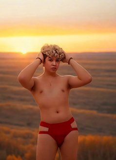 Lucky - Male escort in Dubai Photo 6 of 8