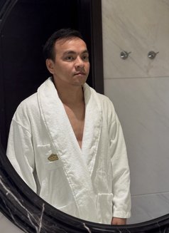 Lucky - masseur in Singapore Photo 3 of 7