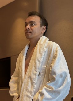 Lucky - masseur in Singapore Photo 5 of 7