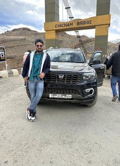 Lucky Single Escorts - Male escort in Gurgaon Photo 2 of 4