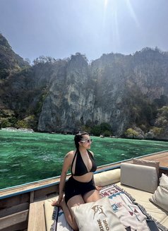 Lucky - escort in Abu Dhabi Photo 2 of 3