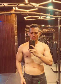 Lucky32 - Male escort in Singapore Photo 1 of 5