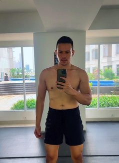 Lucky32 - Male escort in Singapore Photo 2 of 5