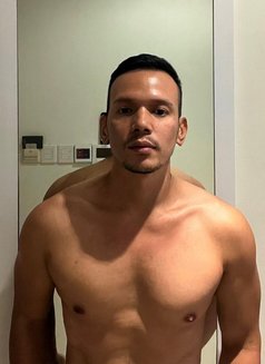 Lucky32 - Male escort in Singapore Photo 5 of 5