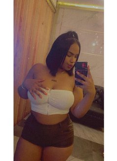 Lucy - puta in Şalālah Photo 2 of 3