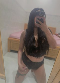 Lucy - escort in Riyadh Photo 2 of 5