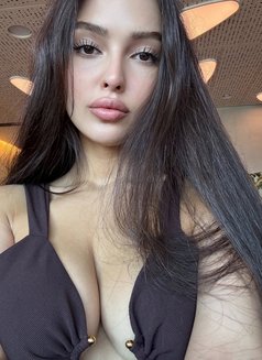 Lucy - escort in Taipei Photo 3 of 8