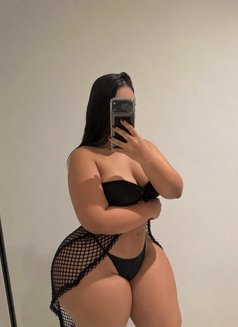 Lucy's - puta in Muscat Photo 1 of 4