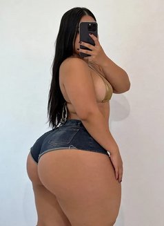 Lucy's - puta in Muscat Photo 3 of 4