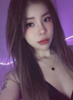 Lucy - escort in Dubai Photo 2 of 6