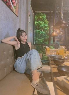 Lucy Small Girl - puta in Muscat Photo 4 of 6