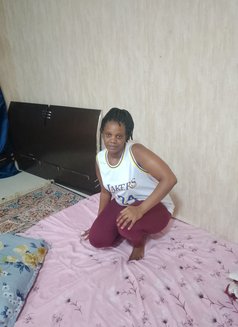 Lucy - puta in Muscat Photo 1 of 1