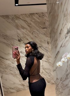 Lucy - escort in Singapore Photo 4 of 6