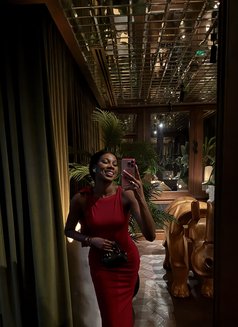 Lucy - escort in Singapore Photo 5 of 6