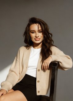 Luiza - escort in Hong Kong Photo 1 of 8