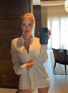 Luli - escort in Jeddah Photo 3 of 5