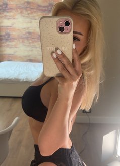 Lulu - puta in Dubai Photo 4 of 5