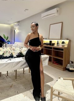 Lum - escort in Singapore Photo 2 of 4