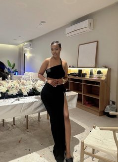 Lum - escort in Singapore Photo 3 of 4