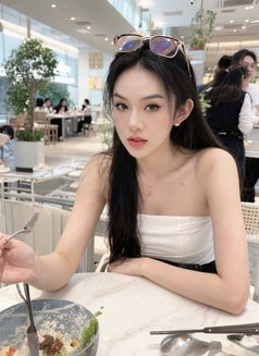 Luna - Transsexual escort in Singapore Photo 9 of 11