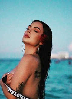 Luna - puta in Abu Dhabi Photo 14 of 15