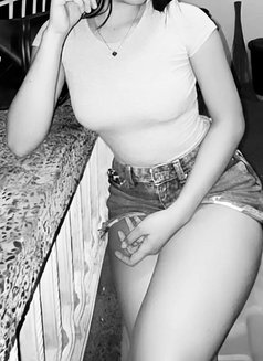 Luna Johanson - puta in Jakarta Photo 2 of 4