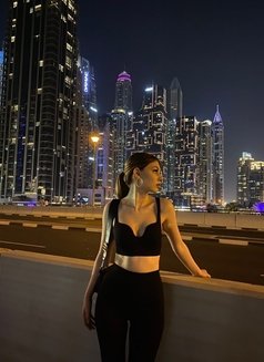 Luna - puta in Dubai Photo 7 of 7