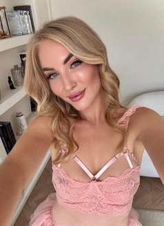 Luna - escort in Amman Photo 3 of 17