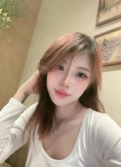 Luna - puta in Dubai Photo 2 of 7