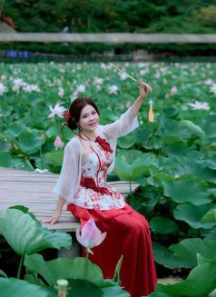 Luna - escort in Hanoi Photo 2 of 5