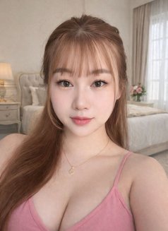 Luna - escort in Singapore Photo 1 of 3