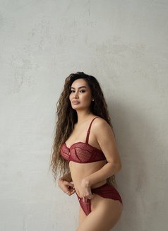 Lyla - puta in Dubai Photo 3 of 13