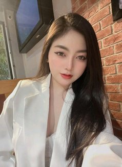 Lyly - puta in Abu Dhabi Photo 19 of 26