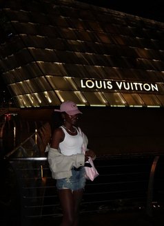 Lynn - escort in Singapore Photo 3 of 6