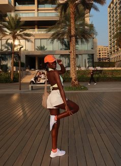 Lynn - escort in Singapore Photo 5 of 6