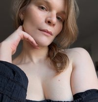 Lyra - hairy, all natural Swedish beauty - companion in London