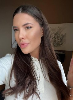 Lyra - puta in Dubai Photo 1 of 10