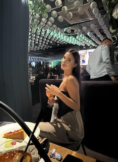 Lyra - puta in Dubai Photo 9 of 10