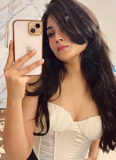 Maanvi Gupta Indian - puta in Dubai Photo 3 of 3