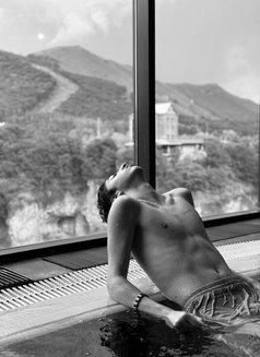 Maaxxx - Male escort in Dubai Photo 2 of 5